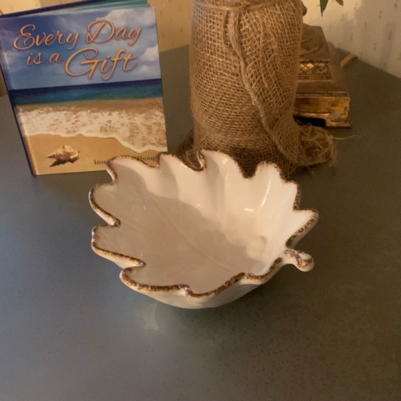 Pottery Barn, Oak Maple Leaf Harvest Acorn serving bowl. 1 bowl 8 inches long. - Picture 1 of 6